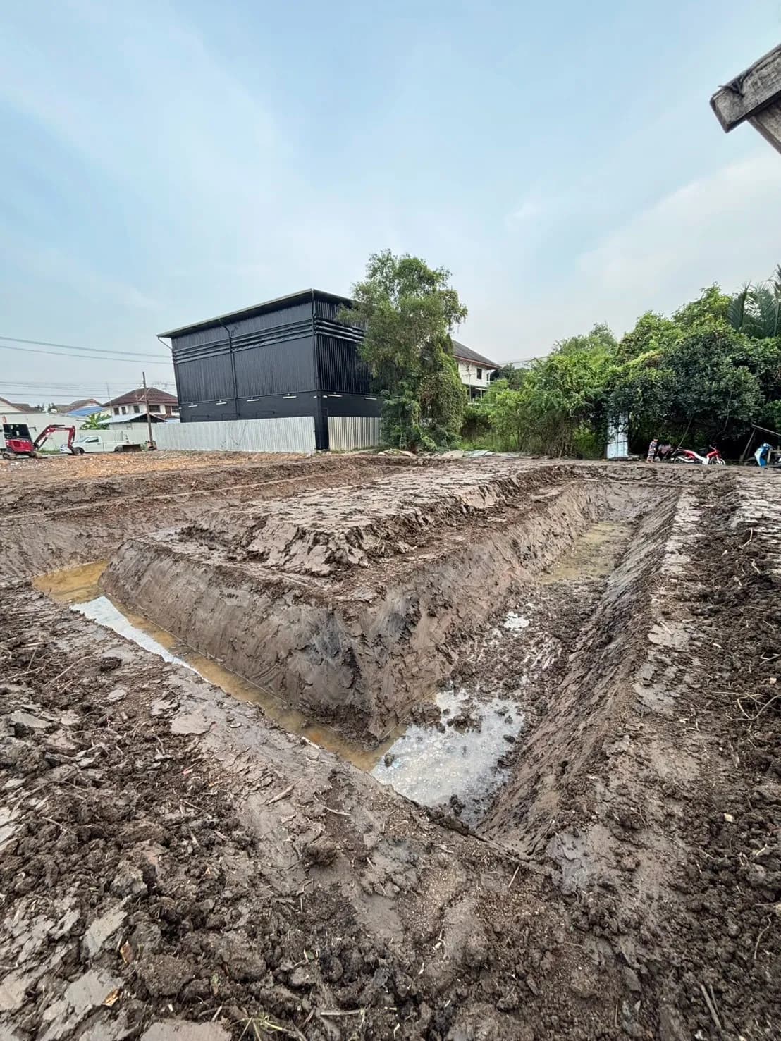 งานขุดร่องฐานรากและปรับระดับดินตามแนวผังก่อสร้าง_ปทุมธานี