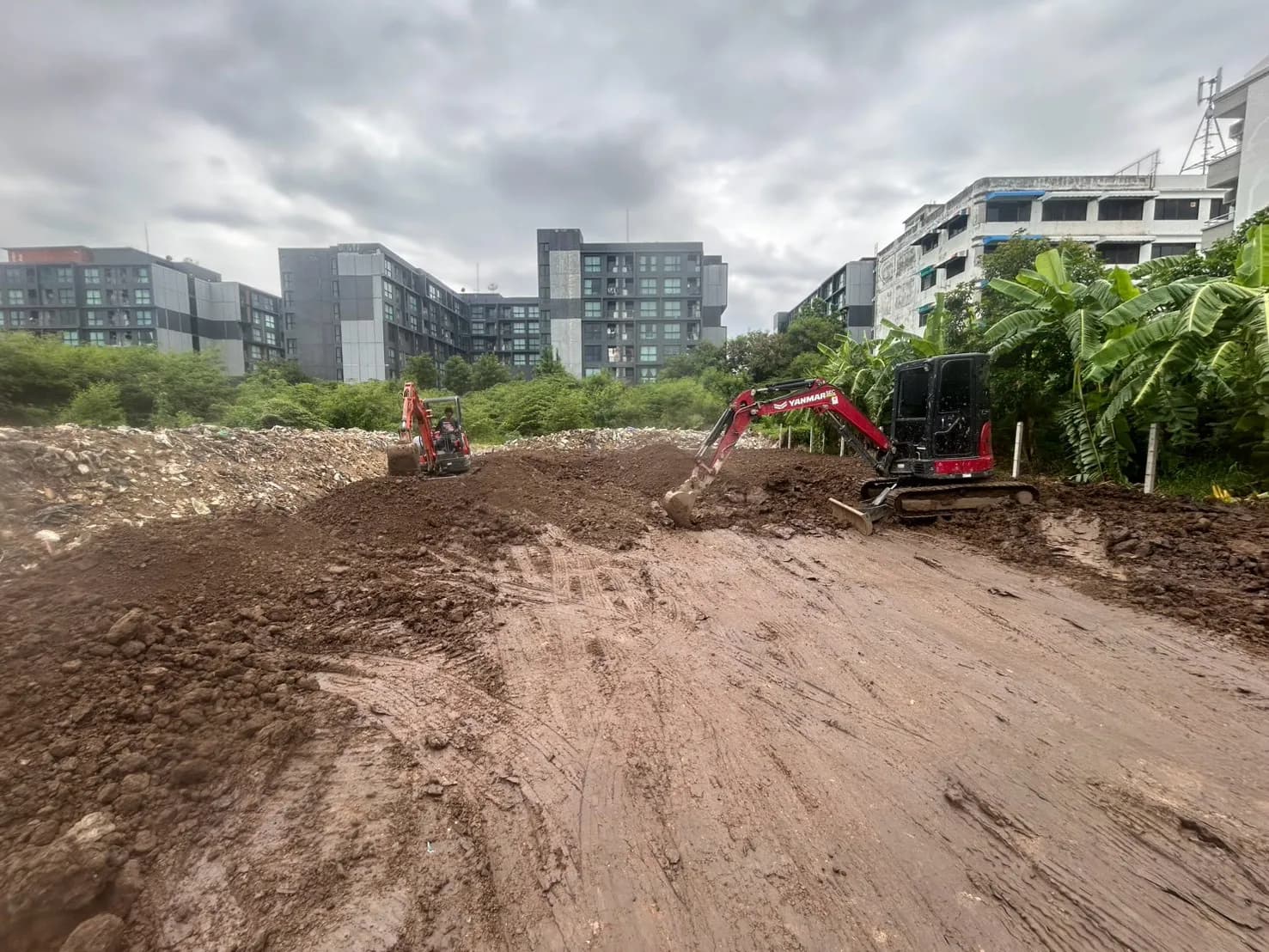 ขุดเจาะ_ปรั้บพื้นที่ดิน–รถแม็คโคร_ปทุมธานี